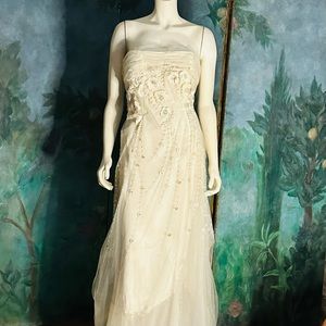 Strapless Wedding dress in Ivory size 12. Beautiful embroidery.